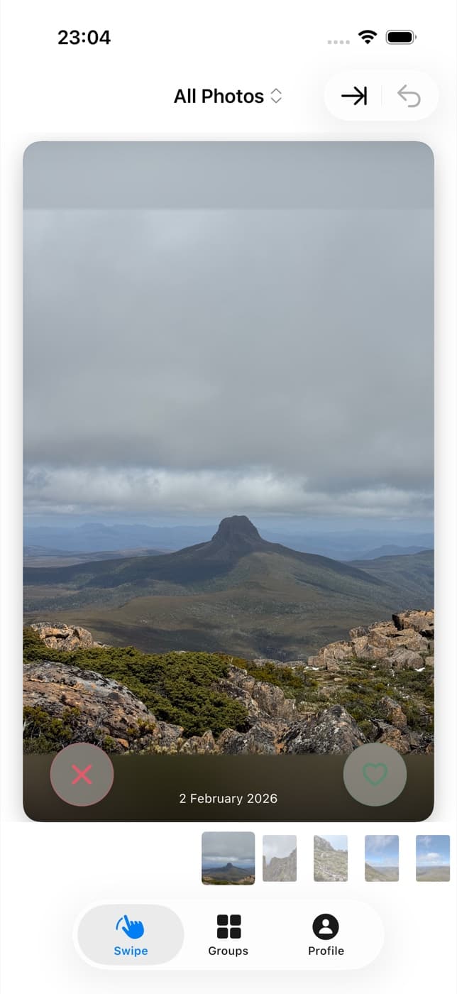 Siftata's swipe screen showing a mountain photo with keep and delete actions